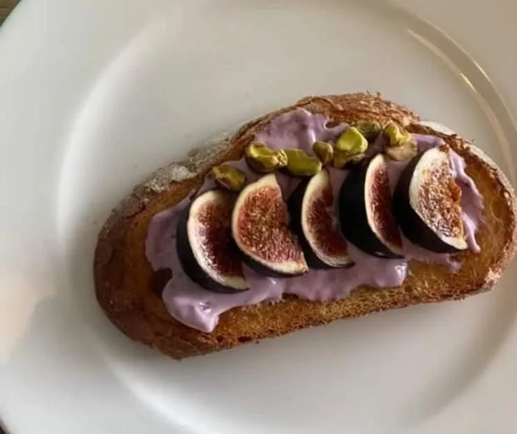 Toast with berry yogurt, sliced figs and pistachios